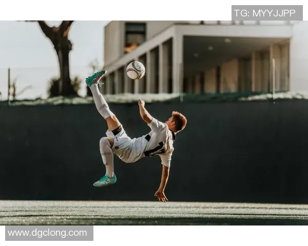 高清足球明星半身图片展示球场上的风采与魅力尽显